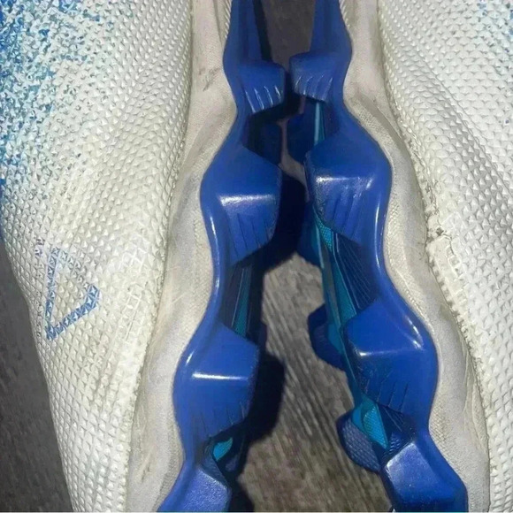 Under Armor Spot Light Franchise 2.0 Locked Down White Blue Football Cleats 9.5 - Picture 7 of 13